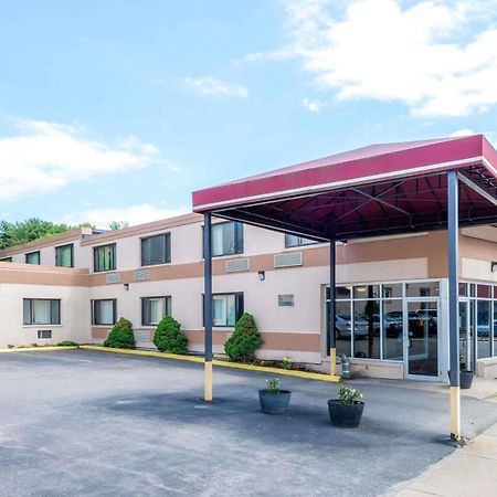Hotel Super 8 By Wyndham Watertown/Cambridge/Boston Area Exterior foto