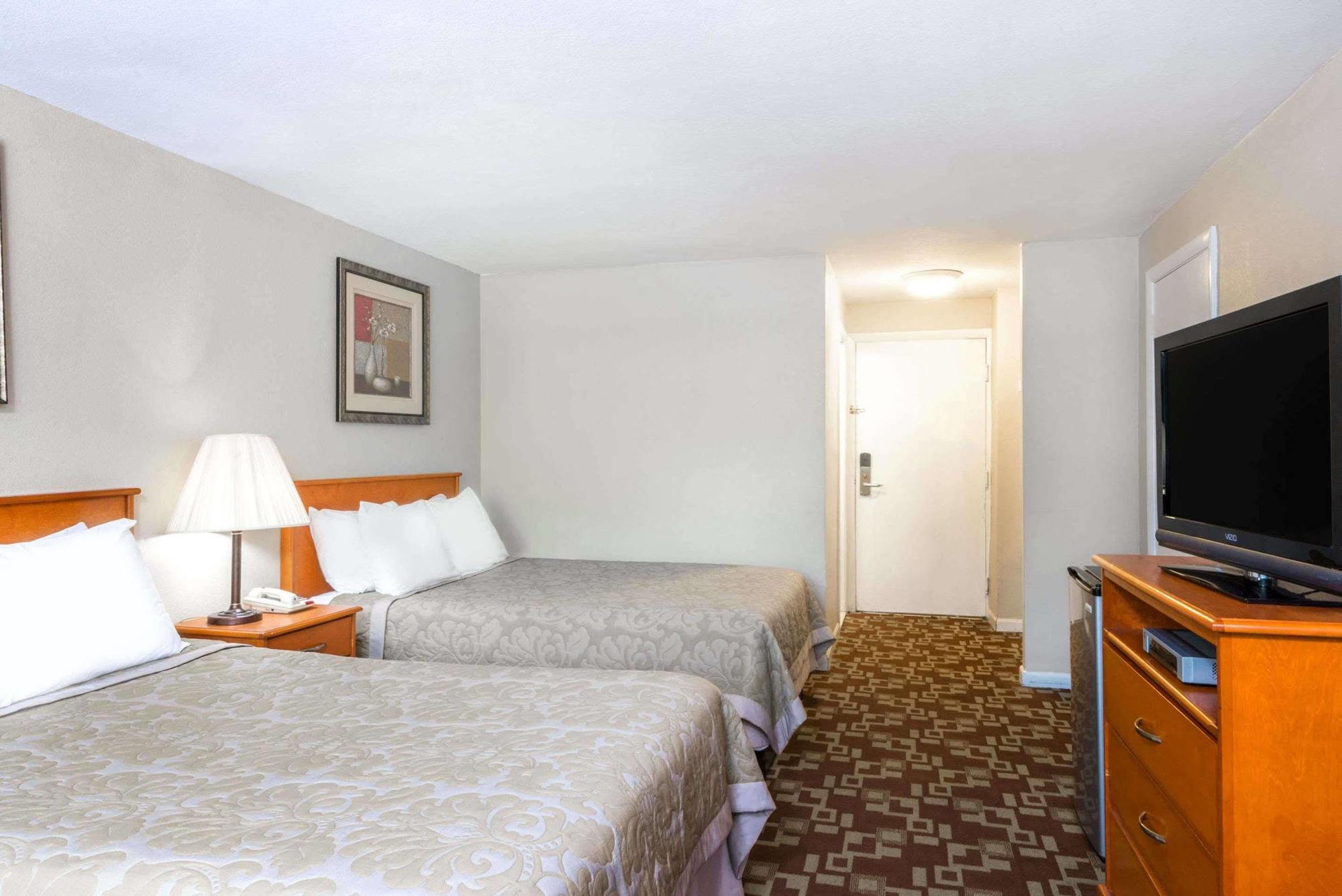 Hotel Super 8 By Wyndham Watertown/Cambridge/Boston Area Exterior foto